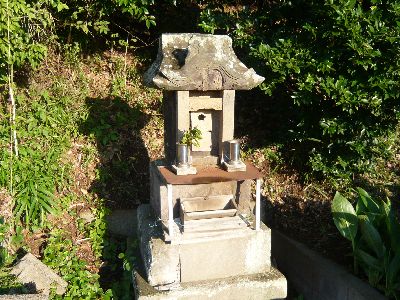 鳥居横の摂社