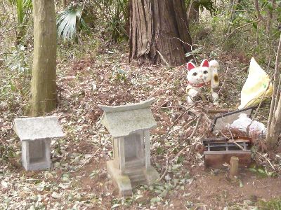 拝殿横の石祠群