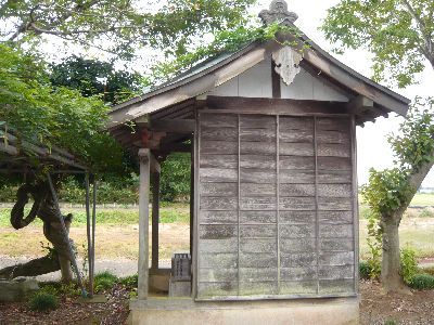 摂社の側面