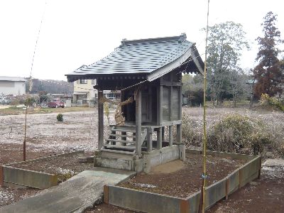 参道途中の八龍神社