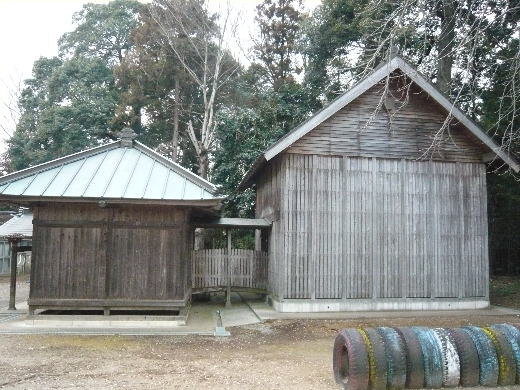 拝殿と本殿覆屋（側面から）