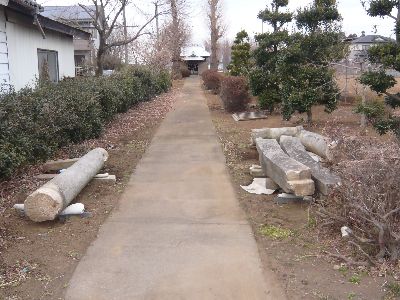 参道と壊れた鳥居