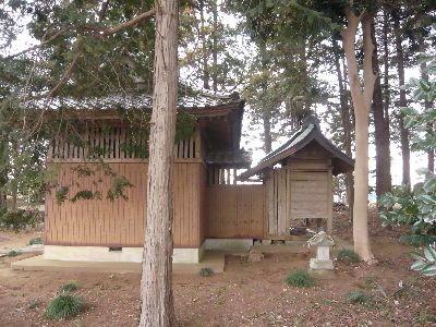 拝殿と本殿(側面から)
