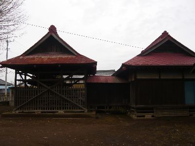 拝殿と本殿覆屋(側面から)