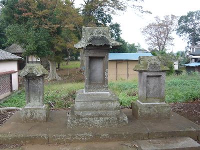 三基の石祠