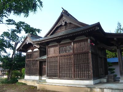 拝殿と本殿(側面から)
