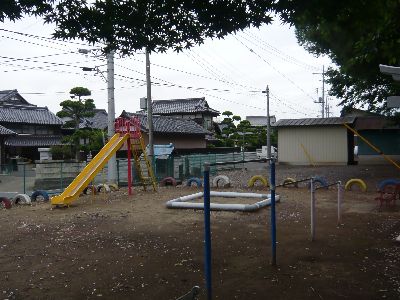 参道脇の児童公園