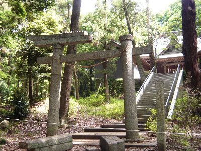 壊れた鳥居