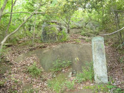 拝殿裏の巨石