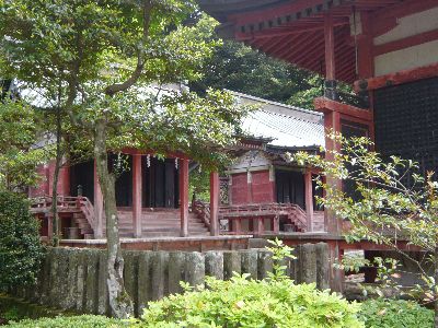 春日神社（左）と日枝神社（右）の本殿