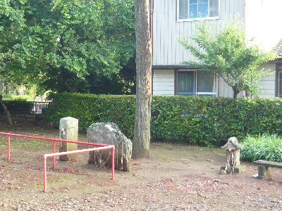 石碑と祠