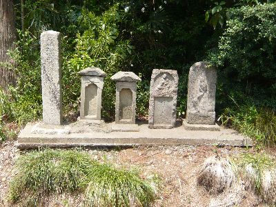 ５体の祠と石像
