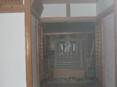 拝殿内の祭殿