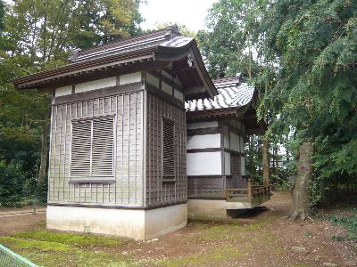 神社の裏側より