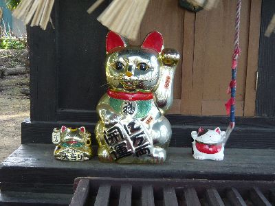 八幡宮に飾られた招き猫