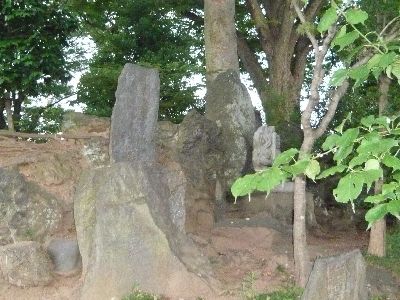 神社背後の石仏・石碑