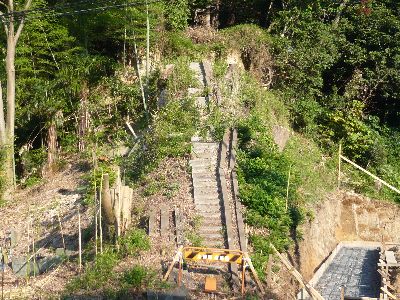 壊れた参道の石段