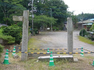 地震で壊れた鳥居