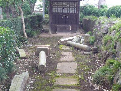 粉々になった鳥居