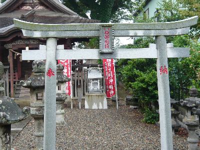 摂社磯部稲荷神社の鳥居