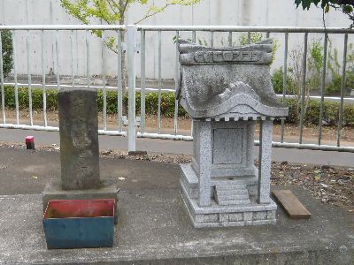 子育観世音と石祠