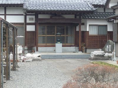 本堂前(東日本大震災にて壊れた燈籠)