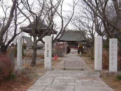 山門と寺名石柱