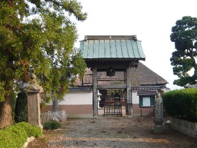 梵鐘を掲げた山門(鐘門)