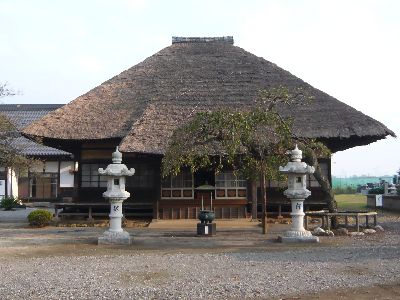 茅葺屋根の本堂