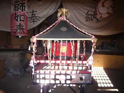 堂内の祭殿