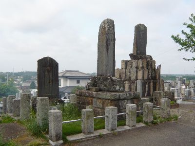 高台の石碑