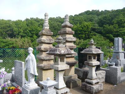 本堂裏にある多層塔