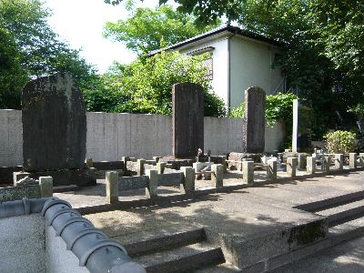 山門前に建てられた供養碑（左）