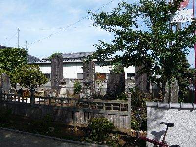 山門前に建てられた供養碑（右）