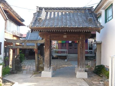琴平神社の鳥居と並んでいる山門