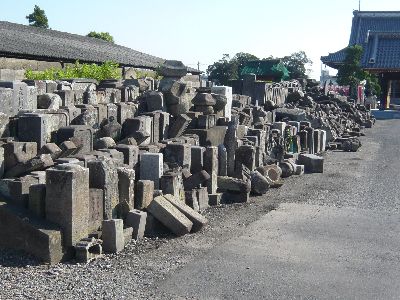 参道の墓石群