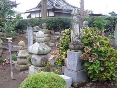 水子地蔵と五輪塔