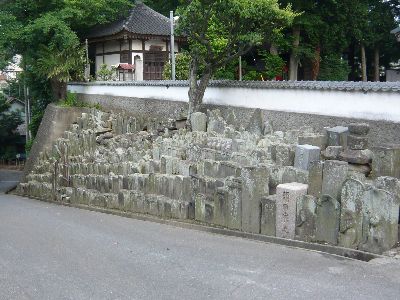 坂道の無縁供養