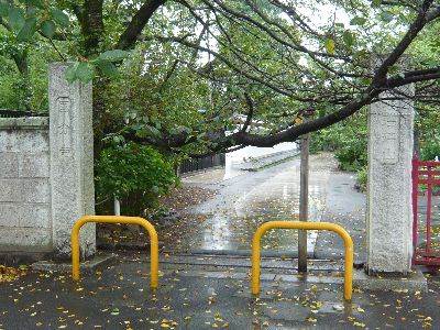 伽藍の入口と寺名石柱