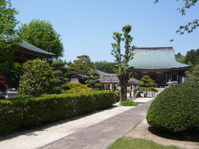 山門より境内の景色