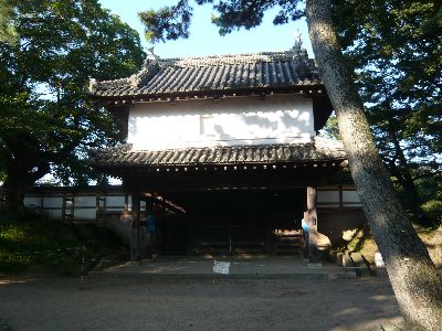 本丸跡側から見た櫓門